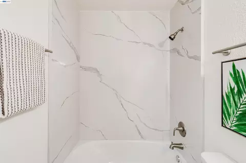 Bath - 1821 Mini Dr, Vallejo, CA 94589 photo 2 of 6