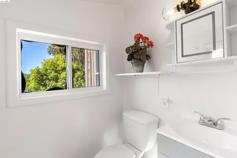 Bath - 826 Benicia Rd, Vallejo, CA 94591 photo 1 of 3