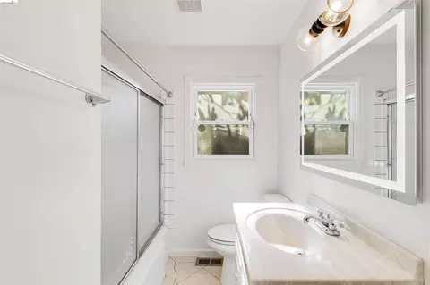 Bath - 826 Benicia Rd, Vallejo, CA 94591 photo 2 of 3