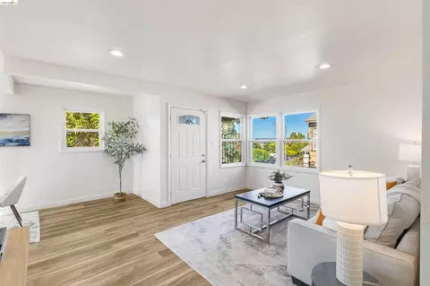Living - 826 Benicia Rd, Vallejo, CA 94591 photo 4 of 5