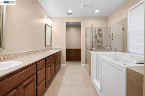 Bath - 2560 Calabria Ct, Dublin, CA 94568 photo 2 of 3
