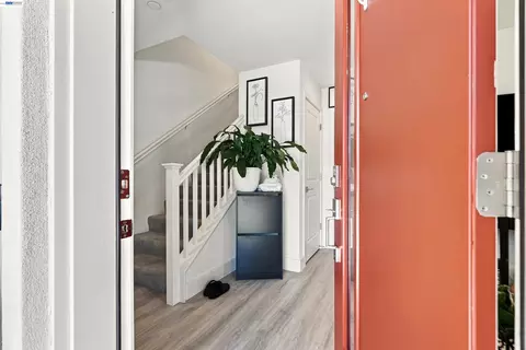 Entry Way - 895 Manor Blvd, San Leandro, CA 94579 photo 1 of 7