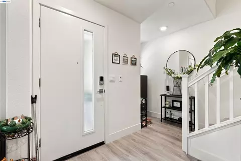 Entry Way - 895 Manor Blvd, San Leandro, CA 94579 photo 2 of 7