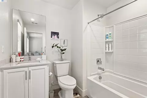 Bath - 895 Manor Blvd, San Leandro, CA 94579 photo 1 of 3