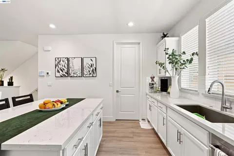 Kitchen - 895 Manor Blvd, San Leandro, CA 94579 photo 4 of 4