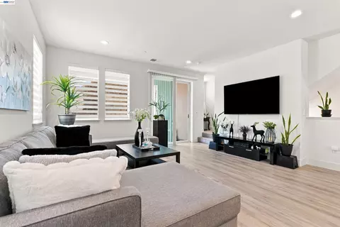 Living - 895 Manor Blvd, San Leandro, CA 94579 photo 2 of 3