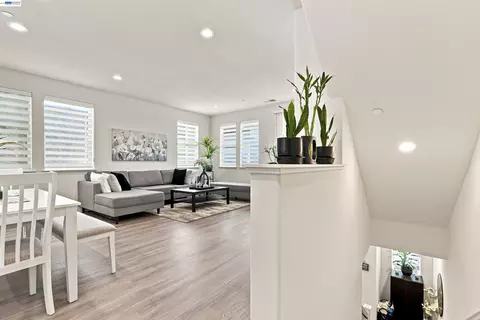 Entry Way - 895 Manor Blvd, San Leandro, CA 94579 photo 5 of 7