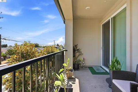 Exterior - 895 Manor Blvd, San Leandro, CA 94579 photo 2 of 4