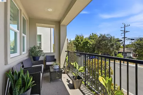 Exterior - 895 Manor Blvd, San Leandro, CA 94579 photo 1 of 4