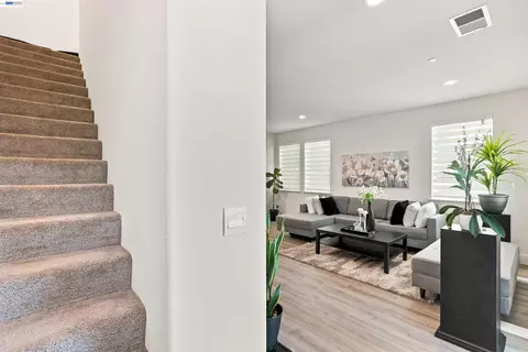 Entry Way - 895 Manor Blvd, San Leandro, CA 94579 photo 6 of 7