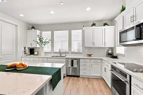 Kitchen - 895 Manor Blvd, San Leandro, CA 94579 photo 1 of 4