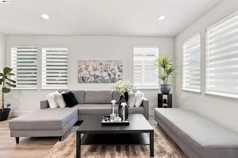Living - 895 Manor Blvd, San Leandro, CA 94579 photo 3 of 3