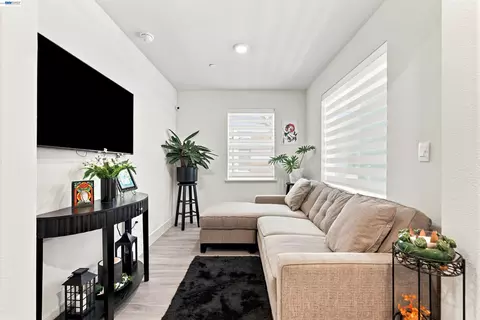 Living - 895 Manor Blvd, San Leandro, CA 94579 photo 1 of 3