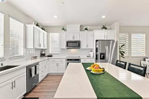Kitchen - 895 Manor Blvd, San Leandro, CA 94579 photo 3 of 4