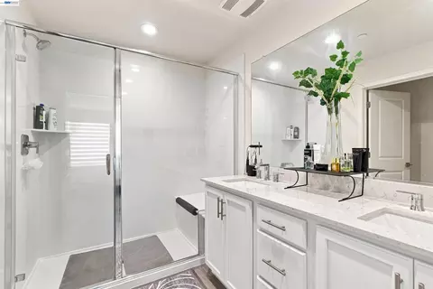 Bath - 895 Manor Blvd, San Leandro, CA 94579 photo 2 of 3