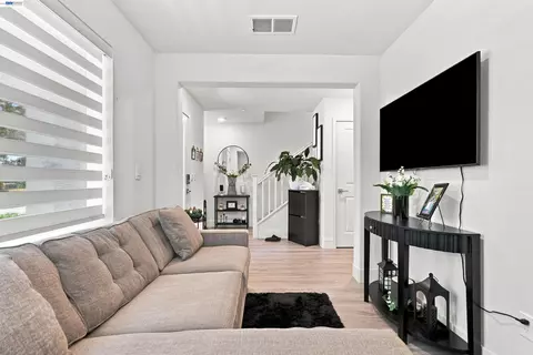 Entry Way - 895 Manor Blvd, San Leandro, CA 94579 photo 3 of 7