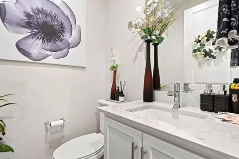 Bath - 895 Manor Blvd, San Leandro, CA 94579 photo 3 of 3