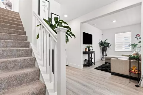 Entry Way - 895 Manor Blvd, San Leandro, CA 94579 photo 4 of 7