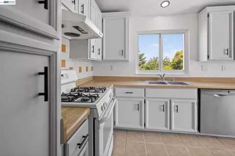 Kitchen - 247 Sparrow Dr, Hercules, CA 94547 photo 3 of 4