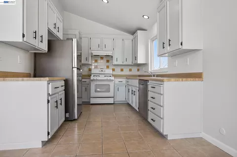 Kitchen - 247 Sparrow Dr, Hercules, CA 94547 photo 1 of 4