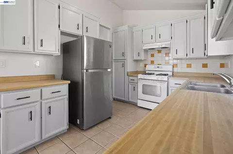 Kitchen - 247 Sparrow Dr, Hercules, CA 94547 photo 2 of 4
