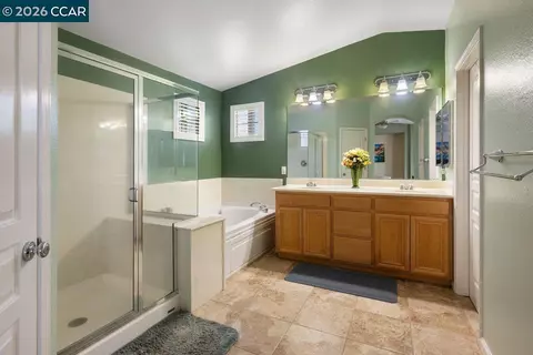Bath - 1615 Laurelbrook Dr, Tracy, CA 95377 photo 2 of 4