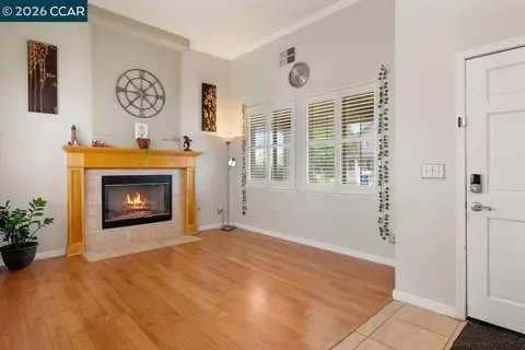 Living - 1615 Laurelbrook Dr, Tracy, CA 95377 photo 2 of 5