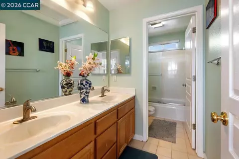 Bath - 1615 Laurelbrook Dr, Tracy, CA 95377 photo 3 of 4