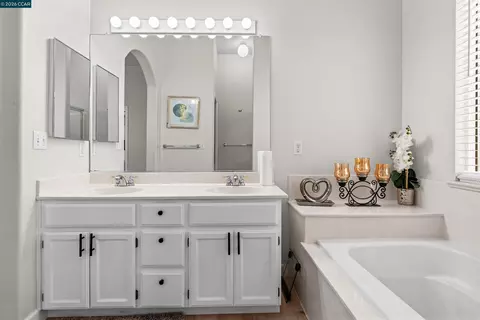 Bath - 2408 Amber Elm, Modesto, CA 95355 photo 2 of 4