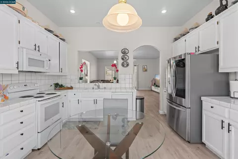 Kitchen - 2408 Amber Elm, Modesto, CA 95355 photo 3 of 4