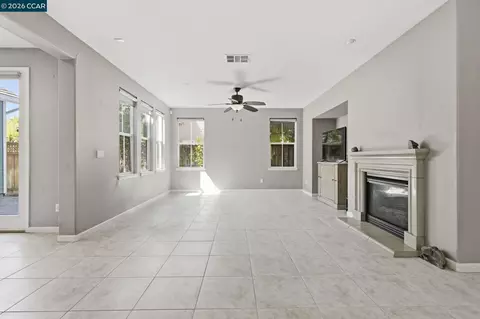 Living - 1026 Flagship Dr, Vallejo, CA 94592 photo 6 of 15