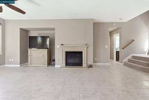 Living - 1026 Flagship Dr, Vallejo, CA 94592 photo 7 of 15