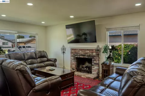Living - 767 Lemos Ave, Salinas, CA 93901 photo 2 of 3