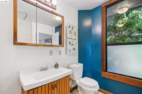 Bath - 813 San Diego Rd, Berkeley, CA 94707 photo 2 of 4
