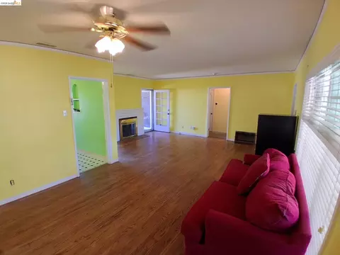 Living - 125 Oak Pl, Pittsburg, CA 94565 photo 5 of 7