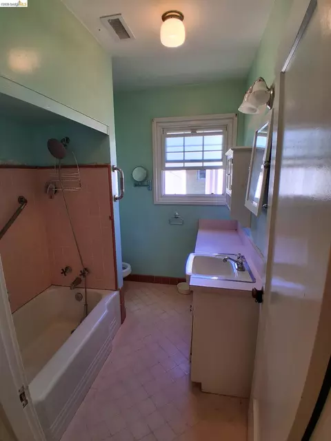 Bath - 125 Oak Pl, Pittsburg, CA 94565 photo 1 of 2