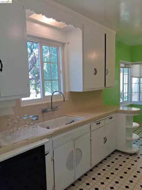 Kitchen - 125 Oak Pl, Pittsburg, CA 94565 photo 6 of 7