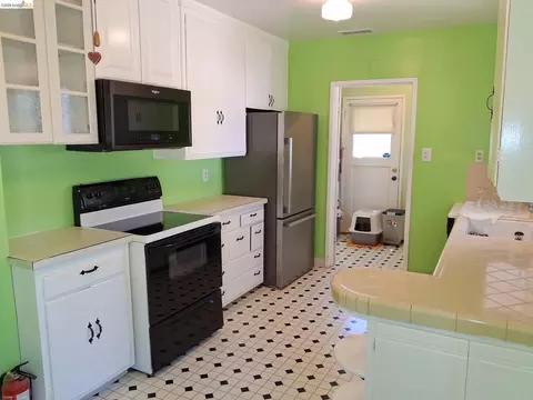 Kitchen - 125 Oak Pl, Pittsburg, CA 94565 photo 3 of 7