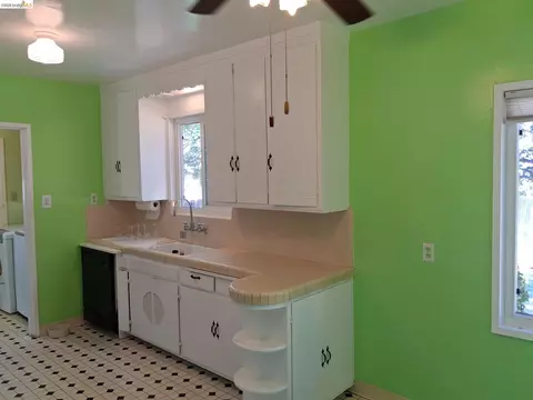Kitchen - 125 Oak Pl, Pittsburg, CA 94565 photo 4 of 7