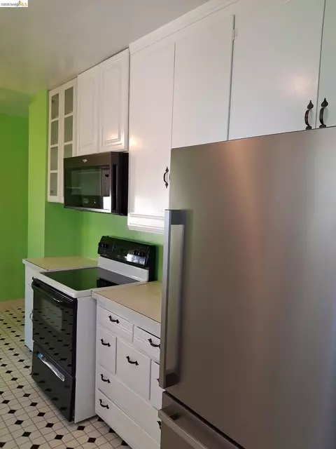 Kitchen - 125 Oak Pl, Pittsburg, CA 94565 photo 5 of 7