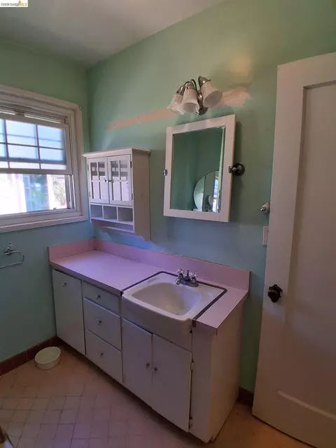 Bath - 125 Oak Pl, Pittsburg, CA 94565 photo 2 of 2