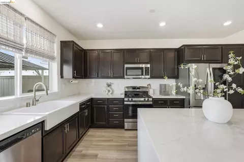 Kitchen - 15929 Testarossa St, Lathrop, CA 95330 photo 2 of 3