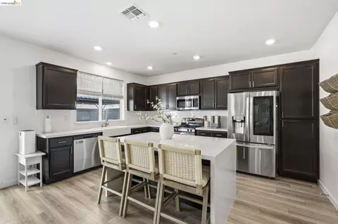 Kitchen - 15929 Testarossa St, Lathrop, CA 95330 photo 3 of 3