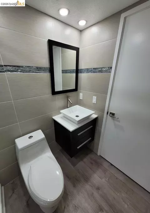 Bath - 1532 Chanslor Ave, Richmond, CA 94801 photo 1 of 1