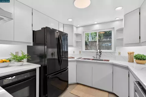 Kitchen - 748 3rd Ave, Pinole, CA 94564 photo 4 of 6