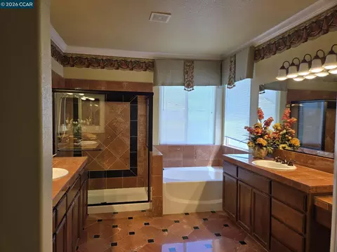 Bath - 505 Jane Ln, Oakley, CA 94561 photo 1 of 4