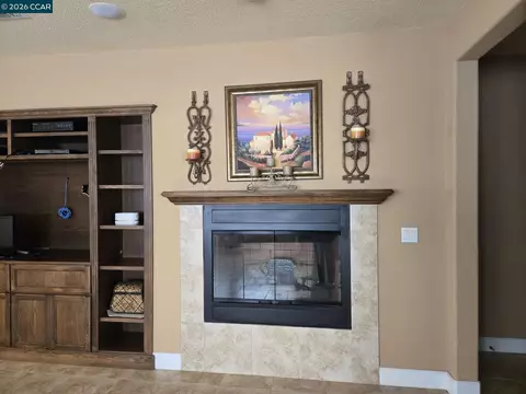 Living - 505 Jane Ln, Oakley, CA 94561 photo 2 of 4