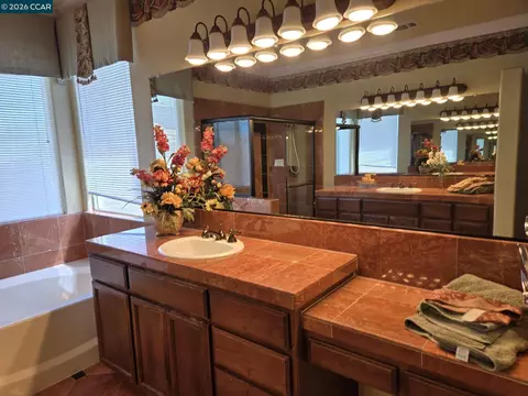 Bath - 505 Jane Ln, Oakley, CA 94561 photo 2 of 4