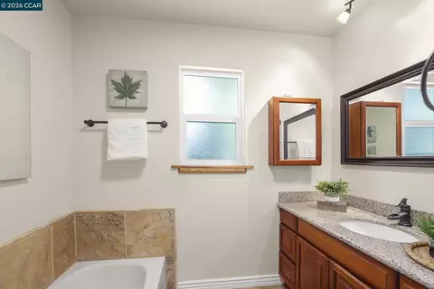 Bath - 205 Summit Rd, Walnut Creek, CA 94598 photo 1 of 4
