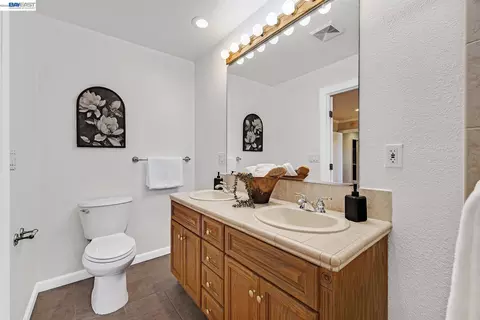 Bath - 1803 Wayne Ave, San Leandro, CA 94577 photo 2 of 3